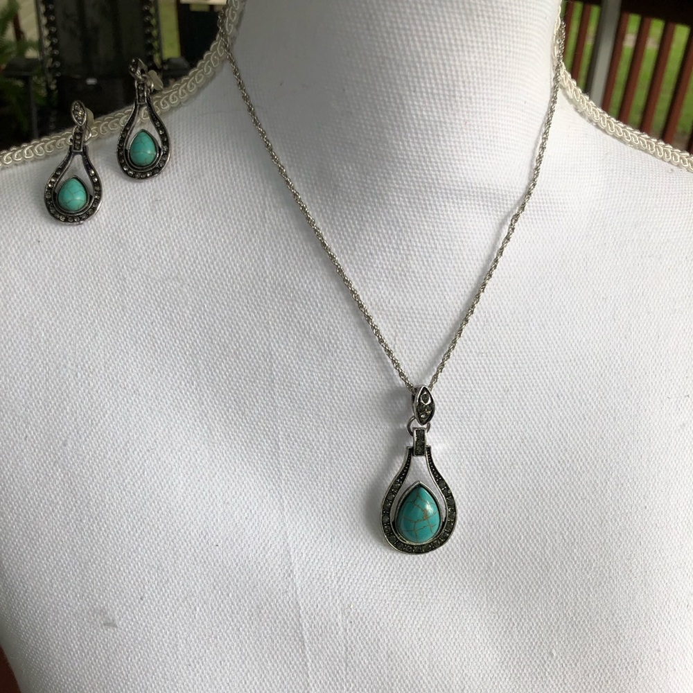 Avon brand turquoise necklace and matching earrings.
